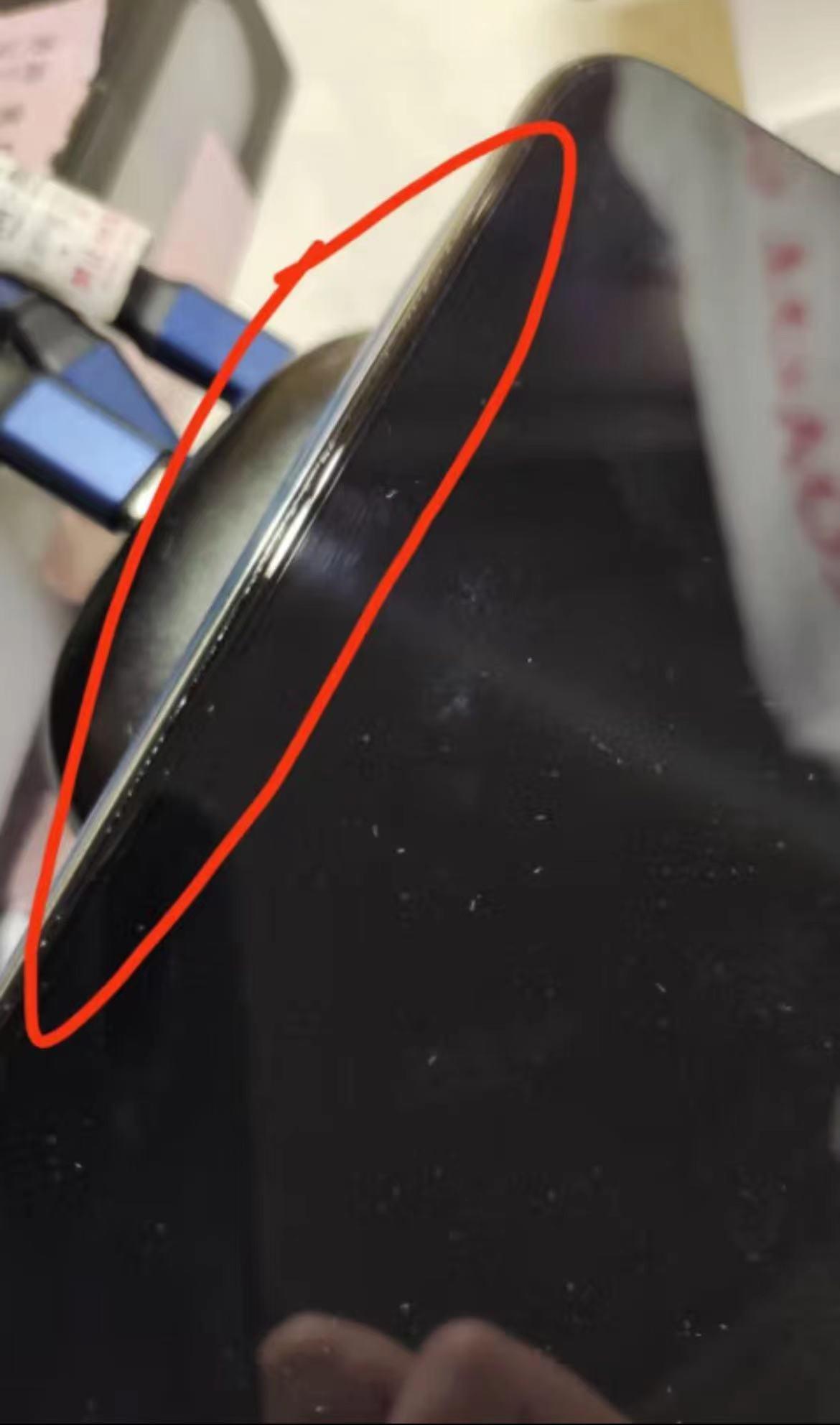 华为P50又出现“奇葩”差评！新机的屏幕就有缝隙？