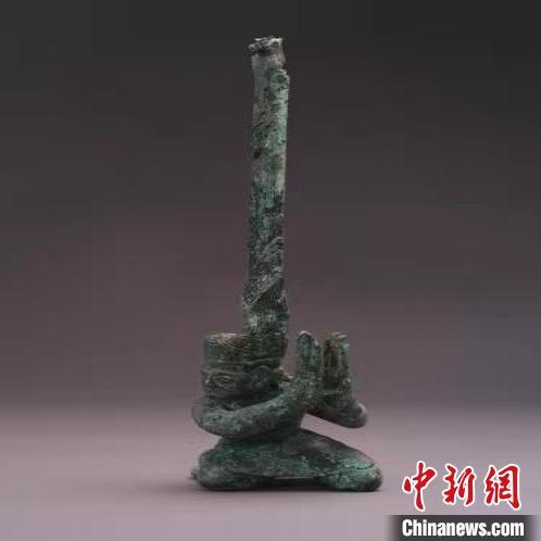 三星堆出土青铜扭头跪坐人像 展现三千多年前古蜀写实雕塑艺术