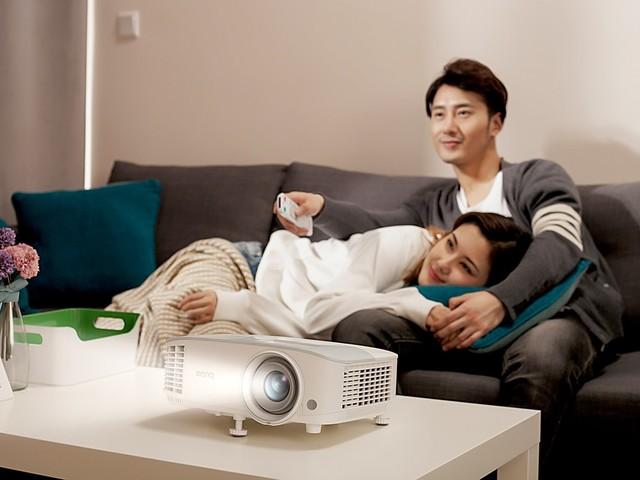 小体积+高亮度 明基智能家用投影机评测