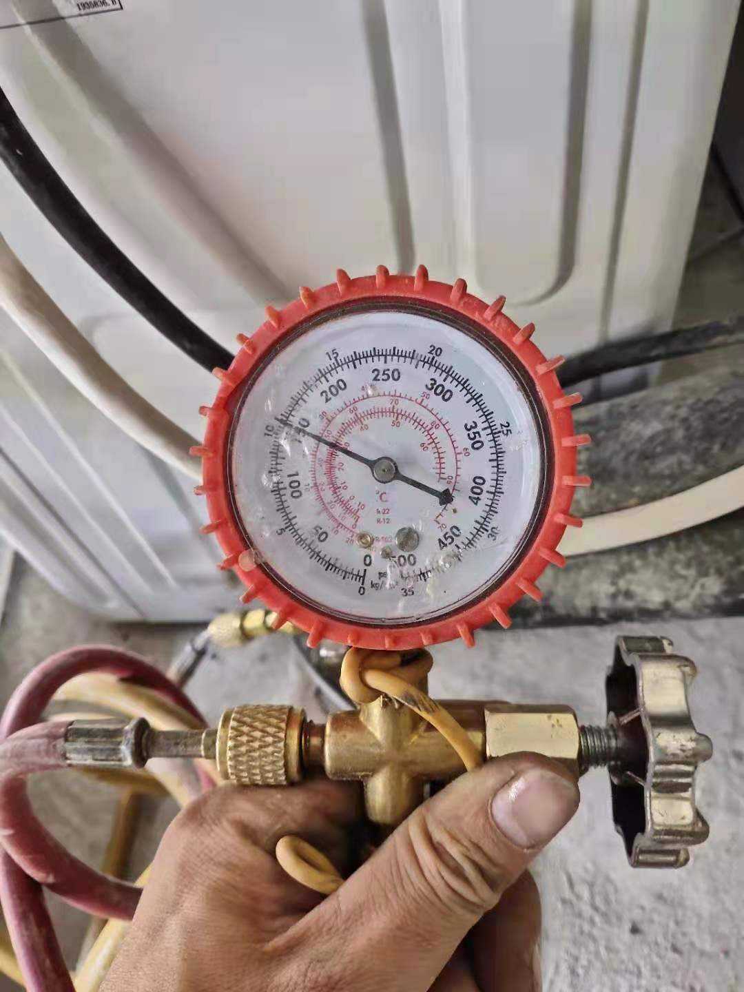 空调缺氟自查：别急着叫售后，“加氟”十有八九没必要