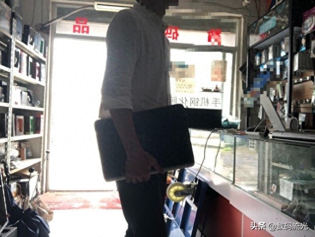 客户电脑摔不开机了,老板说至少500修好,我花三分钟免费修好