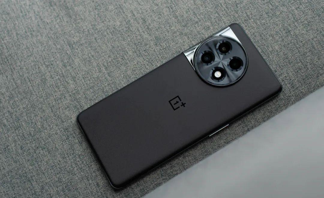 一款售价2299元的一加手机，质感很好但缺点也明显