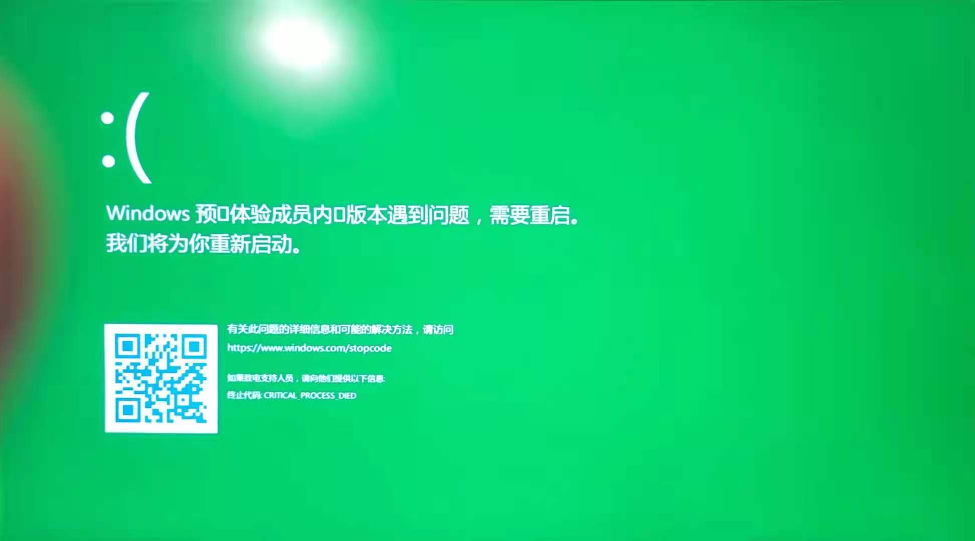 电脑屏幕变绿了怎么恢复原状（电脑屏幕无缘无故变成绿色怎么办）