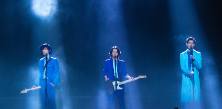 《Yellow》舞台氛围感满满，三位哥哥合作，张淇的高音好听