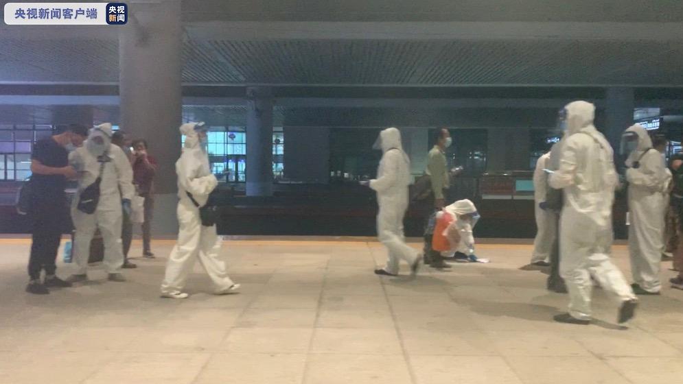 直面新疫情丨Z306：一趟开往“新疆疫情终结时”的特殊列车