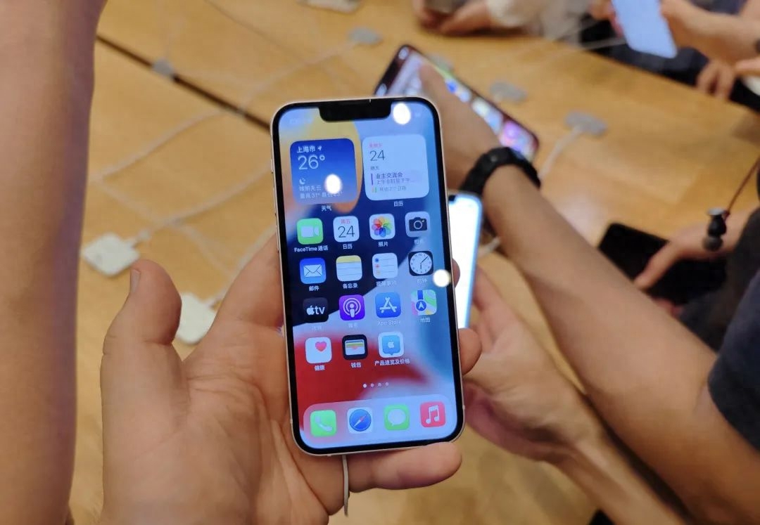 作为最后的小屏旗舰，它有个大短板，iPhone13 mini还值得买吗？