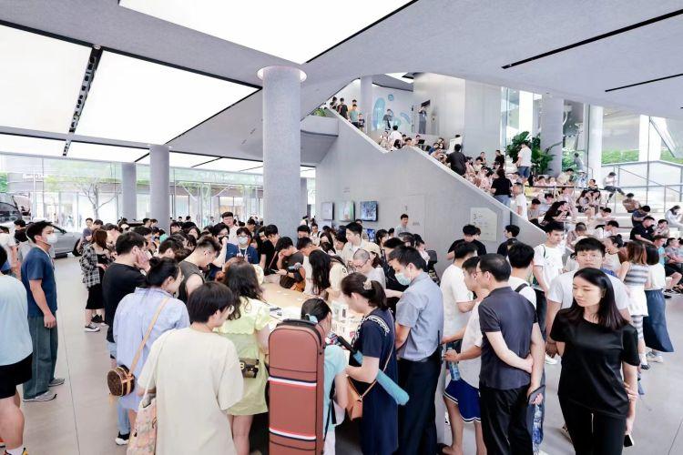 Mate 60 Pro开启线下取机及全渠道销售 深圳线下门店再现排队盛况