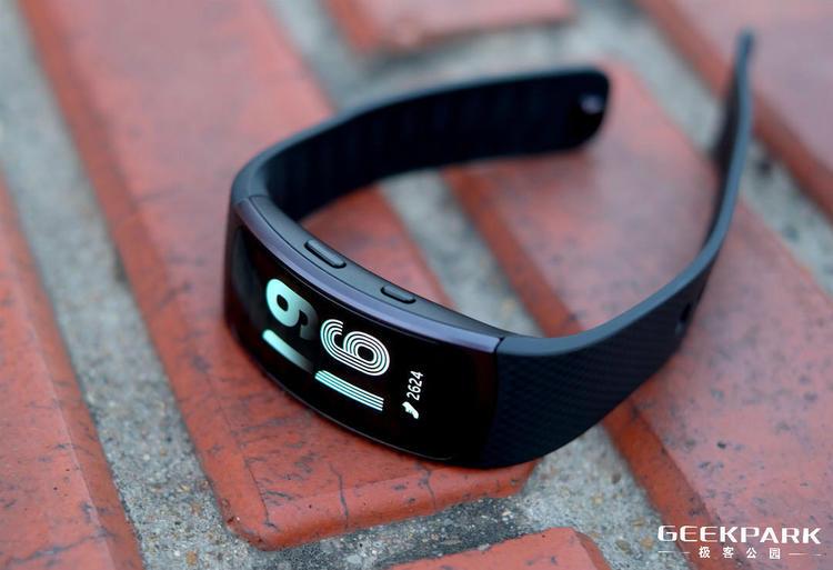 三星 Gear Fit2 智能手环评测：不只是炫酷的曲面屏