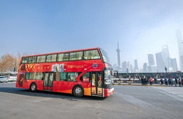 新品发布会来了!荣耀Magic6系列定制双层观光巴士亮相