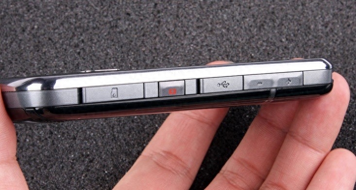 13年前便拥有外星科技3.5mm耳机孔的诺基亚3208C