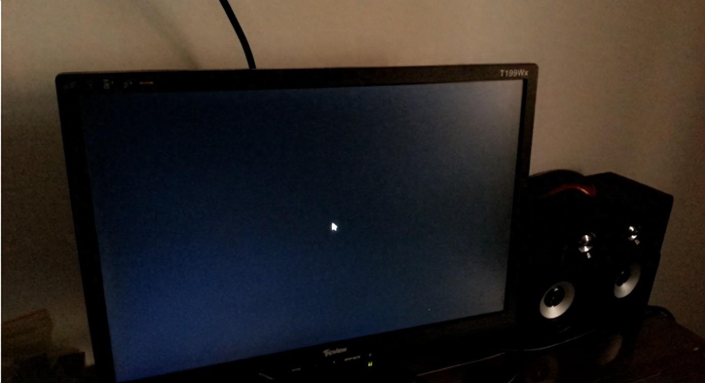 电脑黑屏就剩一个鼠标怎么办?