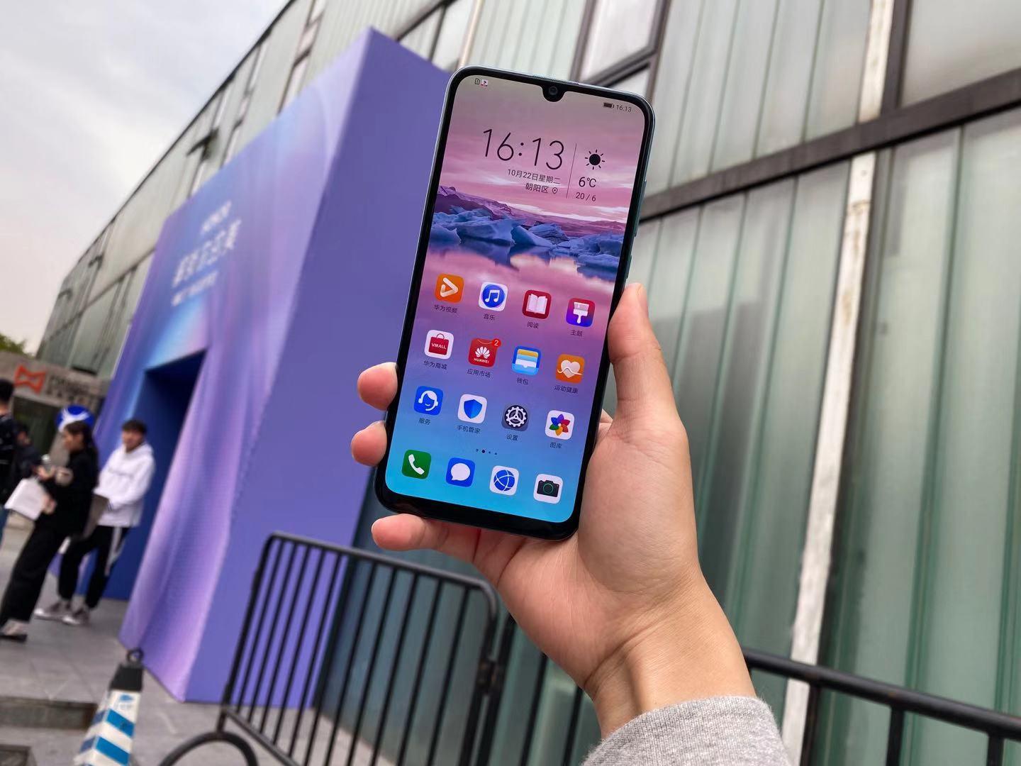 荣耀20青春版首发评测:集“才华与美貌”于一身的颜价比手机