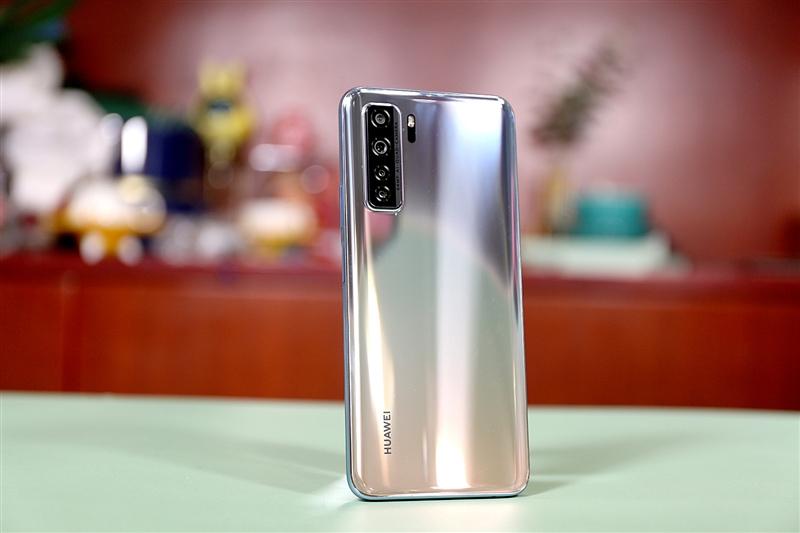 神U麒麟820加持！华为nova7 SE评测：优等生变身全能选手