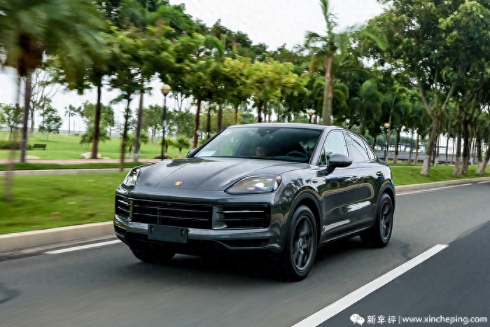 新款卡宴首试：副驾装彩电，诚意看得见