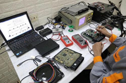 电脑开机黑屏只有鼠标是什么原因分析