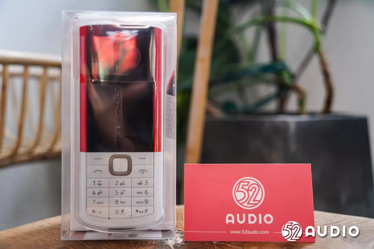 Nokia 5710 XpressAudio评测，能当手机用的耳机充电盒？