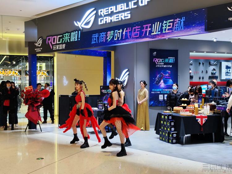 在热门商圈高调开出武汉第四家店,ROG图的啥