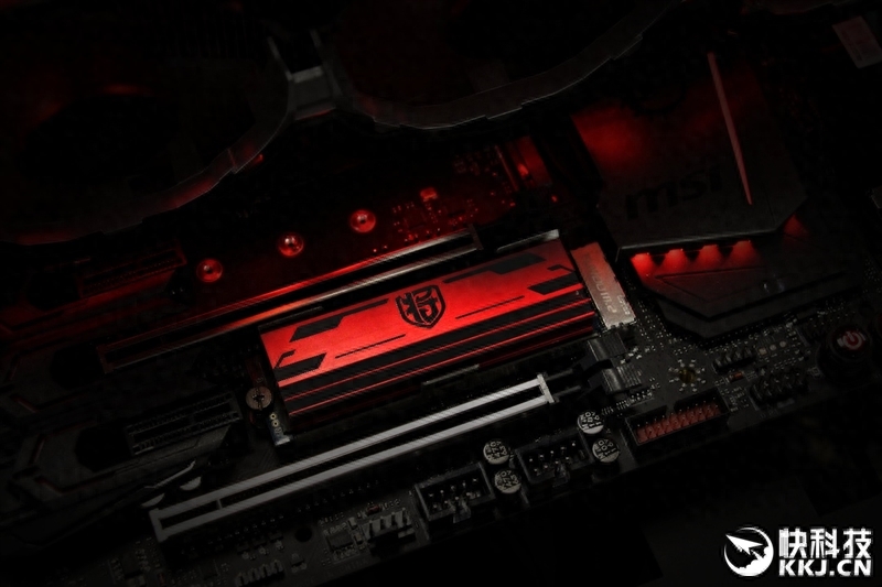 国产优秀M.2 SSD评测:跑得快 还不热!