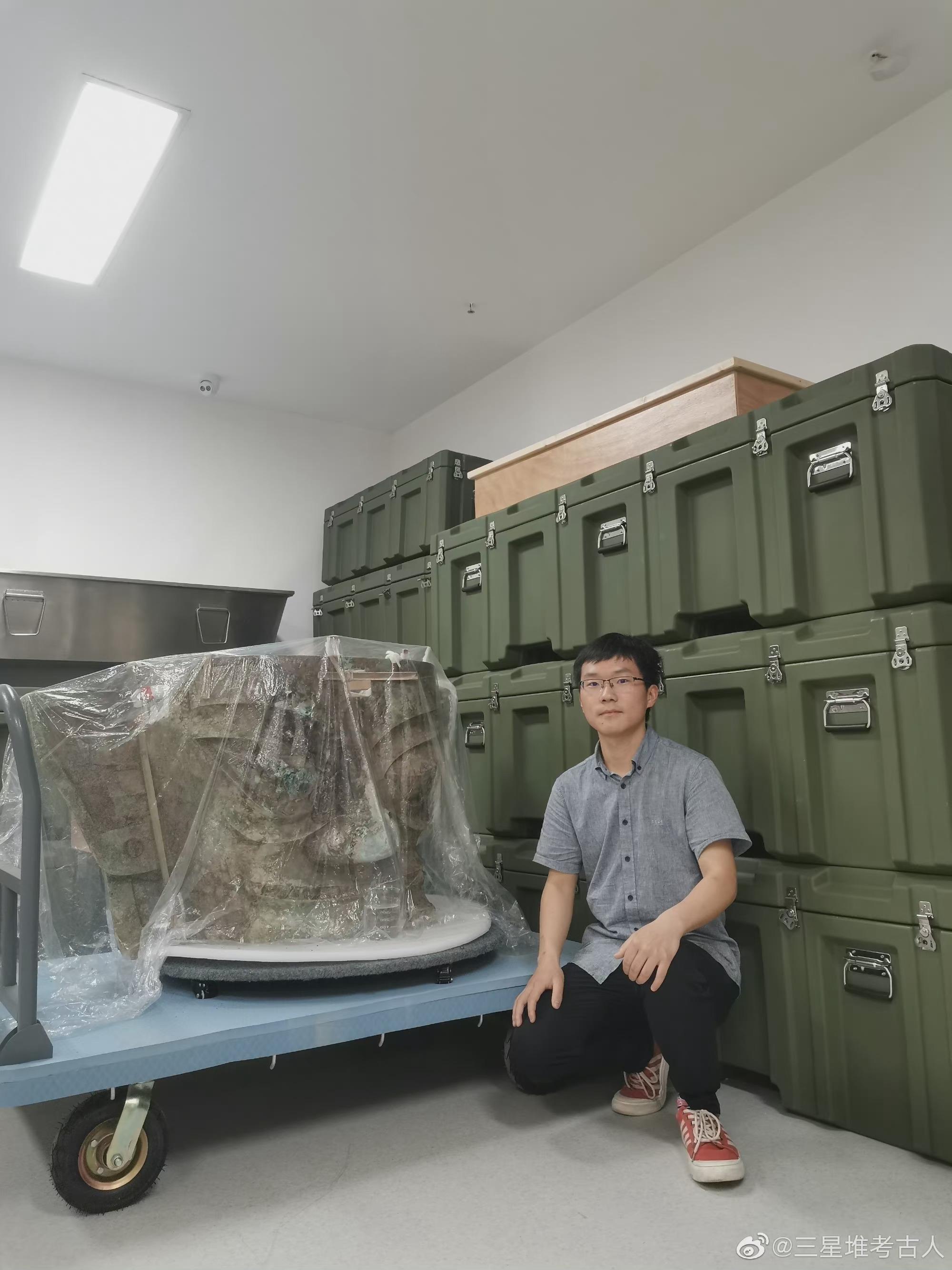 三星堆再次“上新”，巨型青铜面具比人还大