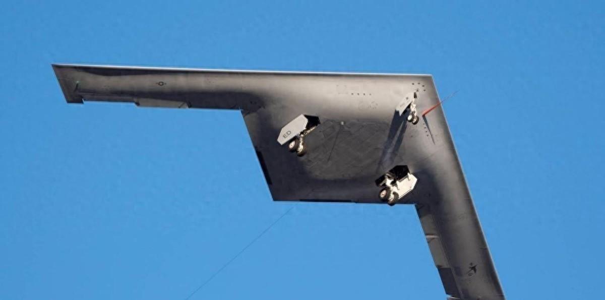 B21已经首飞，弹仓体积并不大，中国新一代轰炸机要加油了