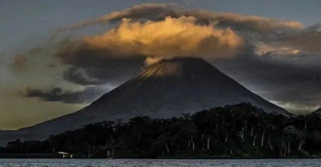 日本富士山在沉睡314年后，活动频繁，开始冒烟，或有喷发迹象