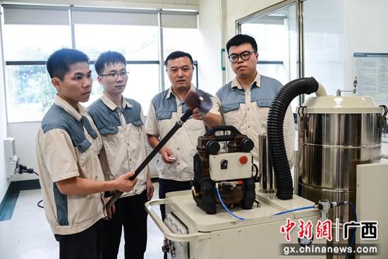 广西中烟柳州厂维修班组以匠心坚守始终 用实干彰显担当