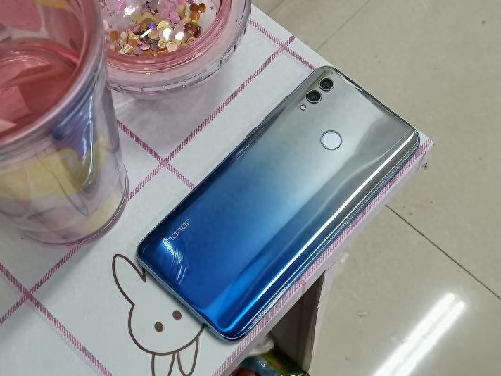 多彩渐变，绚烂由我！荣耀10青春版第一手评测