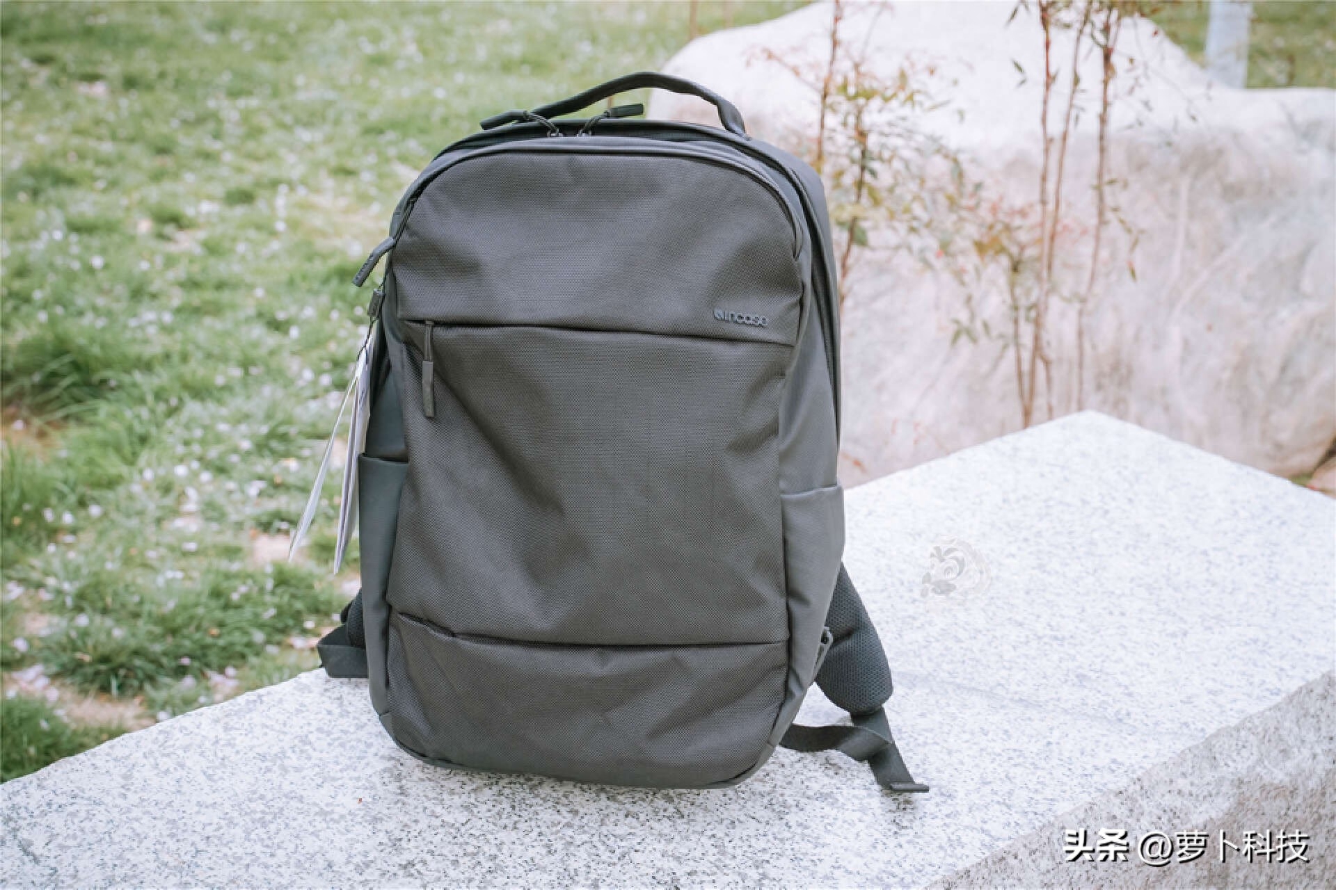 笔记本360°环绕保护,好看又能装,苹果合作品牌INCASE背包评测