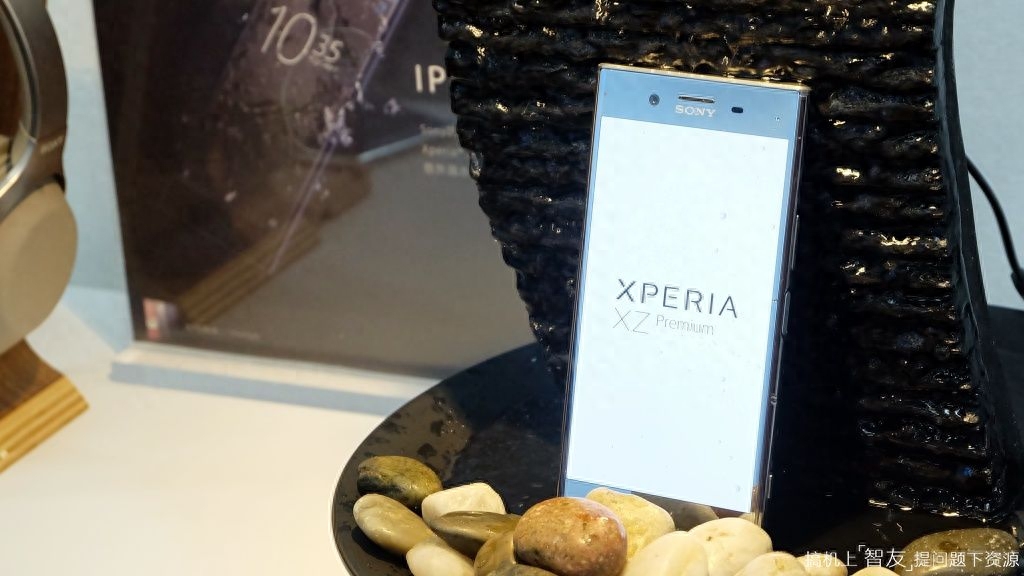 科幻感十足的镜面机身:索尼Xperia XZ Premium