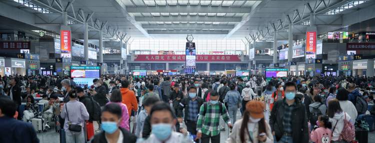 55.8万人次，火车站已人山人海！明天或创新高，增开列车信息哪里查、老人如