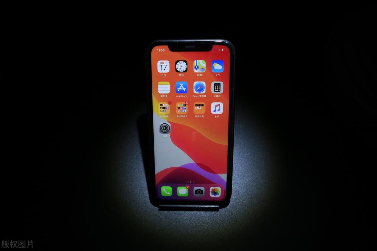 苹果4年前发布的手机,128G版从5999元跌至3499元,耐看又耐用