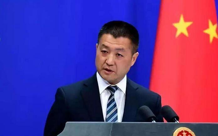 记者提问时用英文故意暗示“两个中国”,陆慷立刻指出并纠正