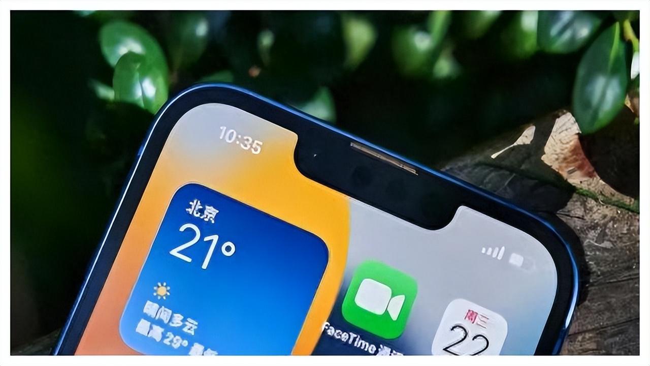 苹果iPhone13开启“跳水模式”,价格跌破3500元,值不值得入手?