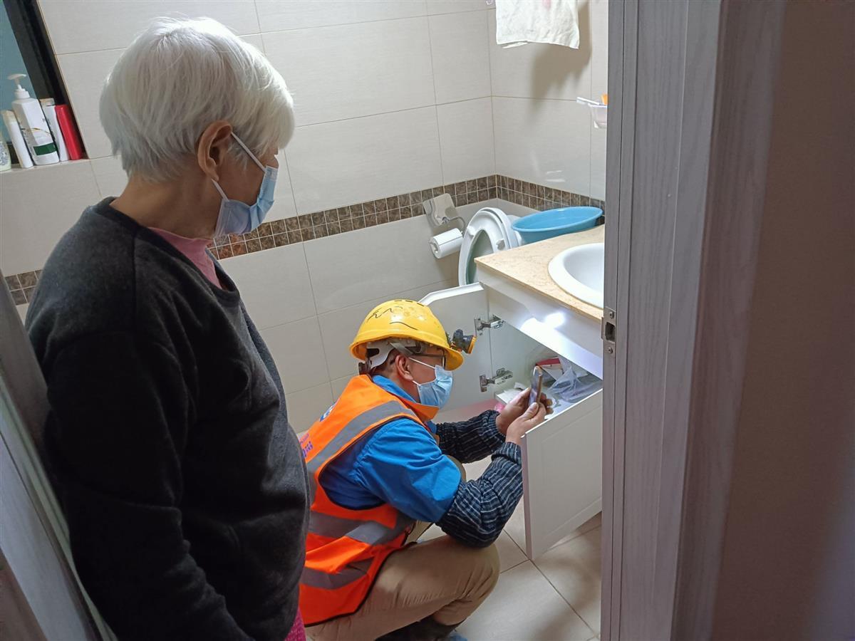 武汉市武昌这个社区共建单位，为重点老年群体上门维修送爱心