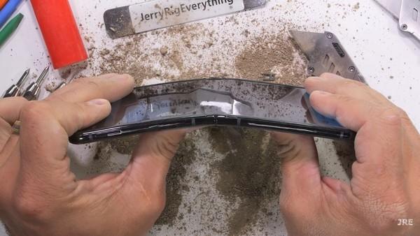 外媒极限测试moto razr 40 Ultra：这表现真的够顶