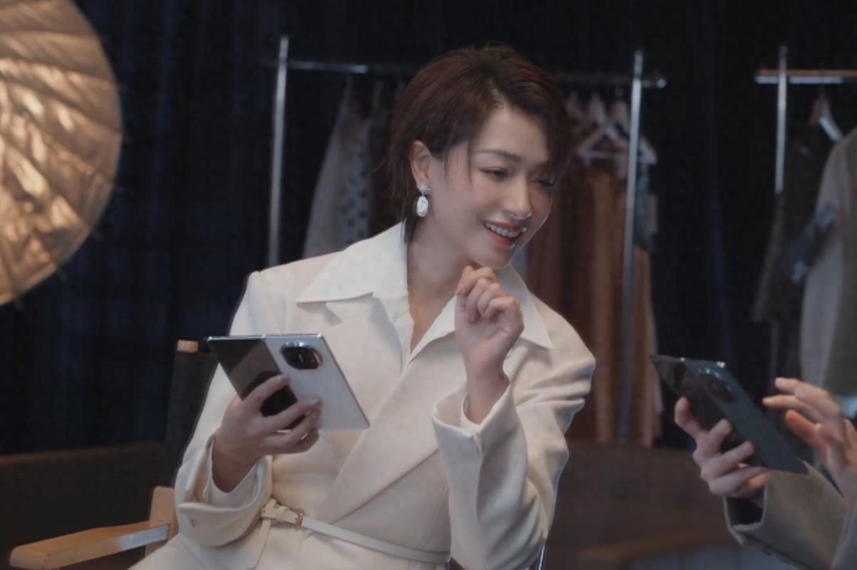 华为影业又上新片了!女神万茜再次演绎Mate X5全能折叠风采