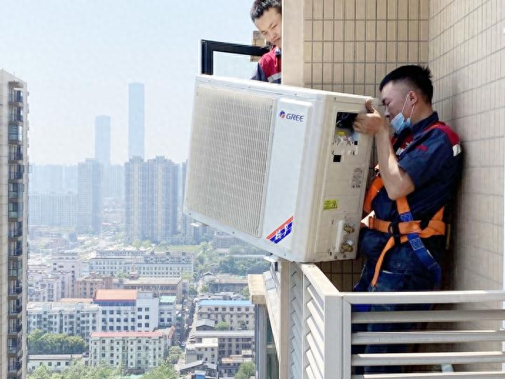 夏日空调维保走俏维修师傅日入千元