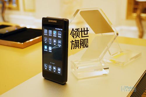 经典翻盖造型再现 领世旗舰8上手试玩