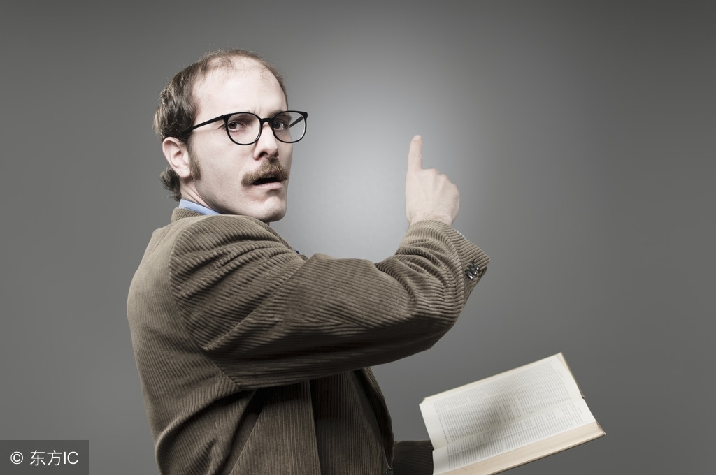 这个教授教得很烂翻译为The professor teaches badly，大错特错