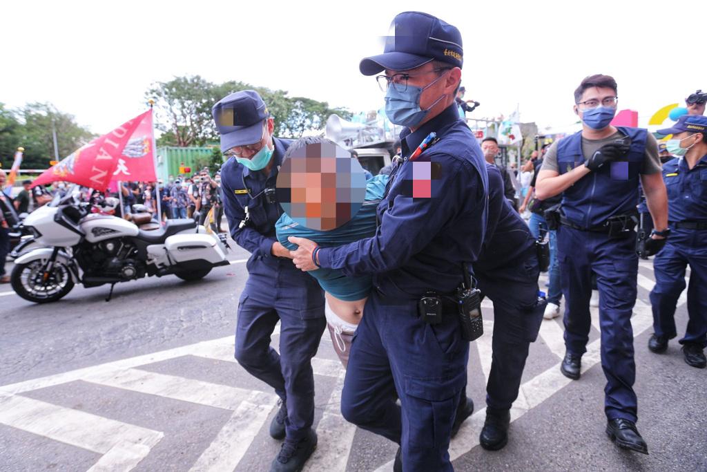 台积电逼迁美国，护岛神山崩塌潮震撼岛民，美国靠什么最终遂意？