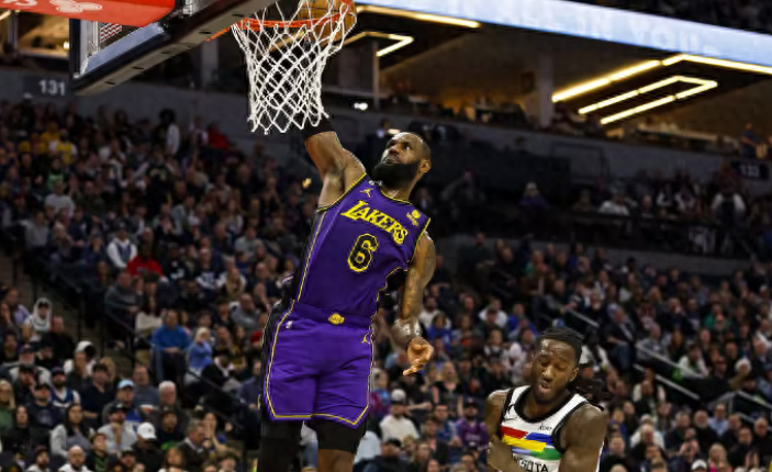 绝境翻盘！湖人升至西部第七，浓眉38分17板王者归来，詹姆斯18分