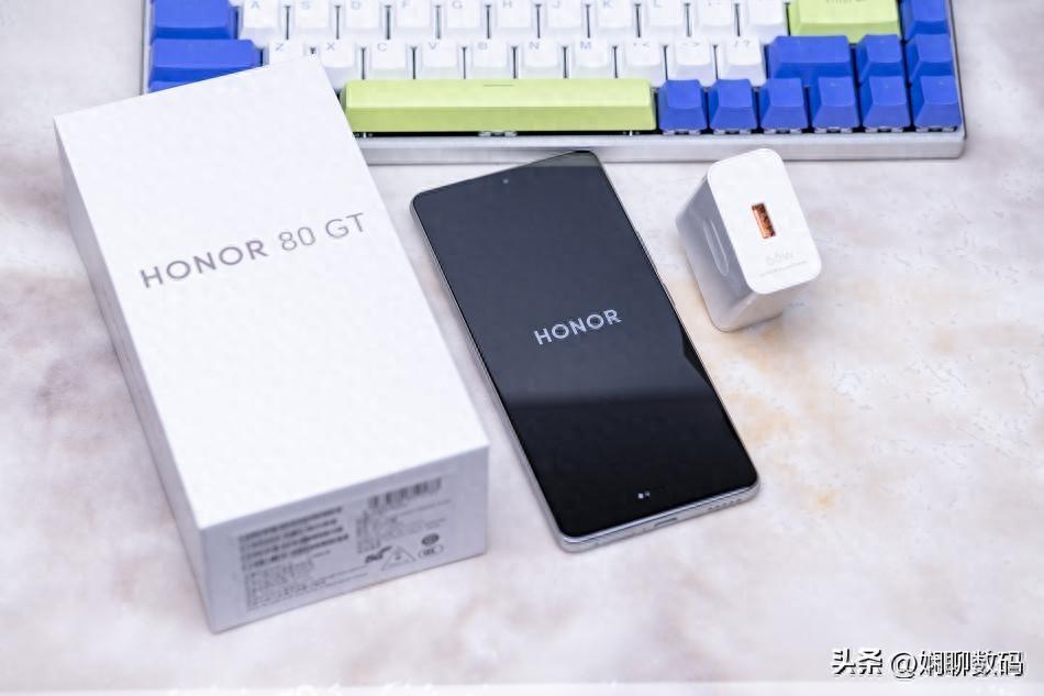 荣耀强势爆发了，直面屏+187g机身+IMX800，骁龙8+依然能打