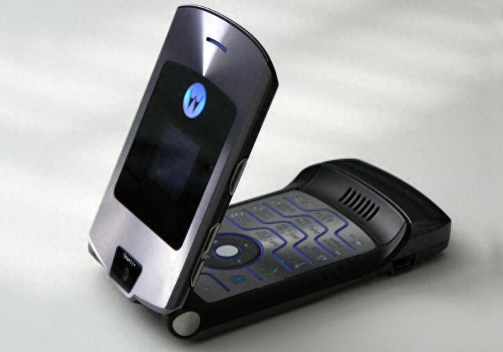 摩托罗拉V3复刻归来?Moto首款折叠屏手机年底推出