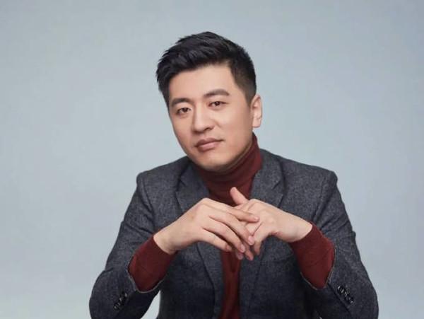 张雪峰终于用上华为Mate60 Pro 上手就是一句遥遥领先!