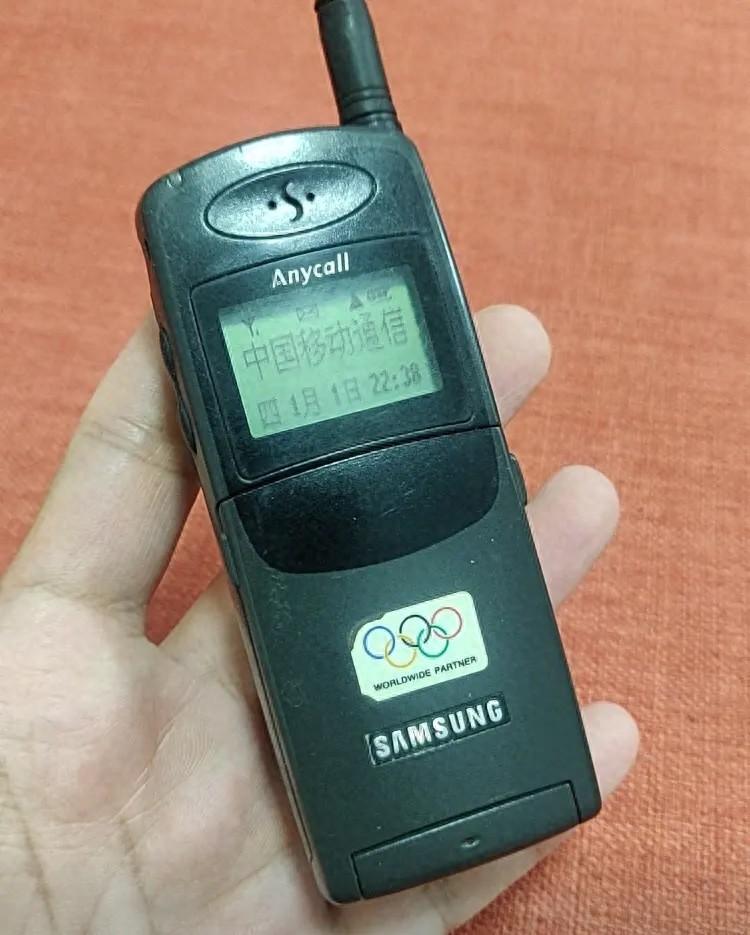 手机已伴随我20多年,我与手机形影不离。