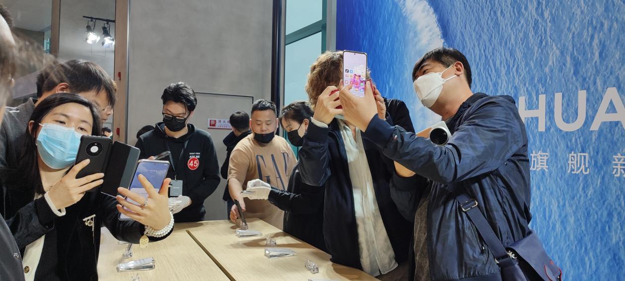 搜狐、微博展示优调成果 华为加强折叠屏手机软件适配