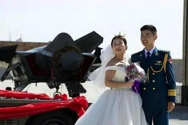 国宝级飞行员廖勇壮烈牺牲，爱妻手捧骨灰盒哭喊：老公，回家了