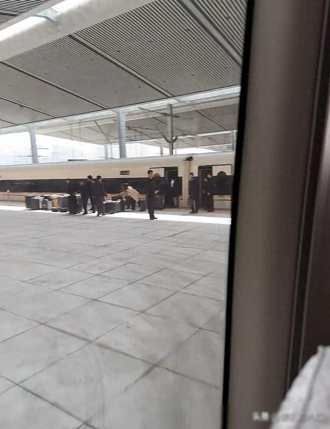 马英九一行乘高铁抵京，中巴车转运行李人员