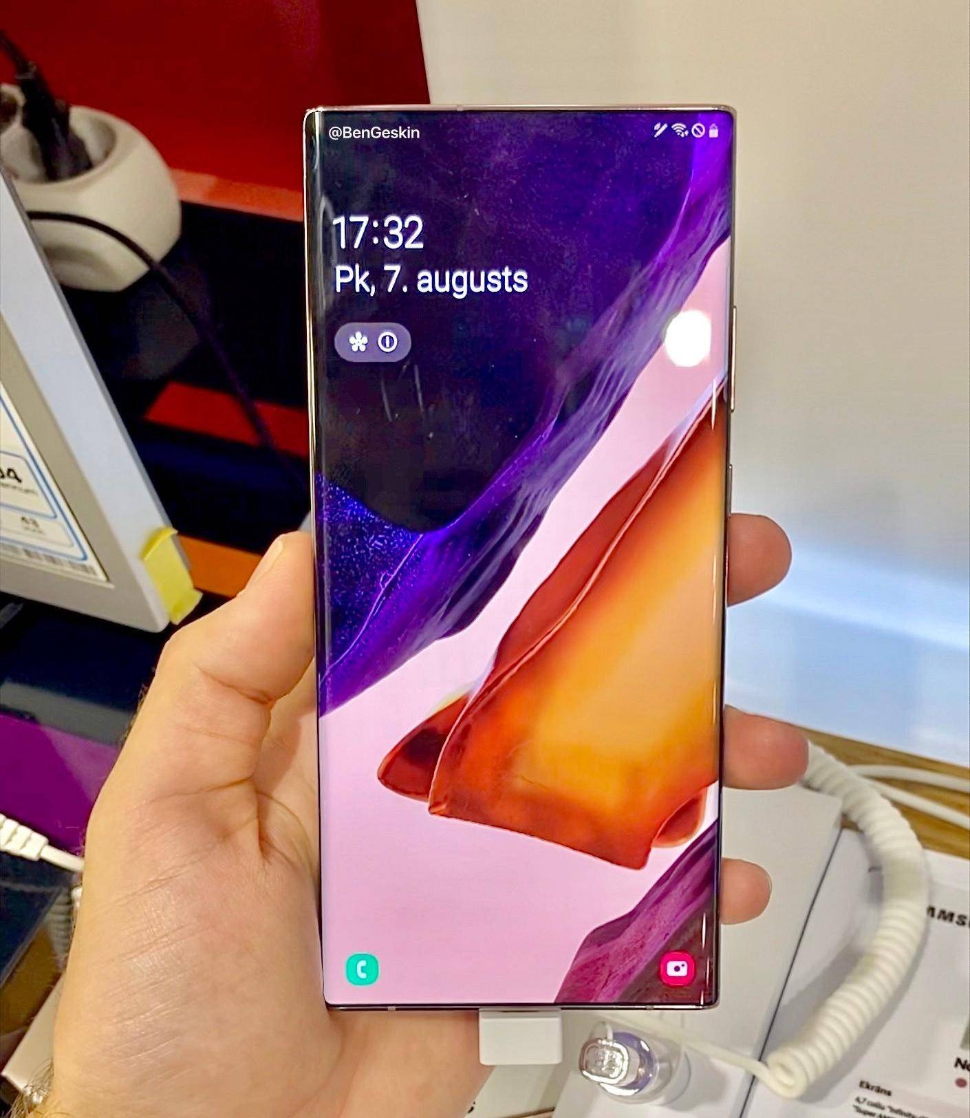 三星Note30被曝光，取消屏幕打孔设计，拥有两块屏幕