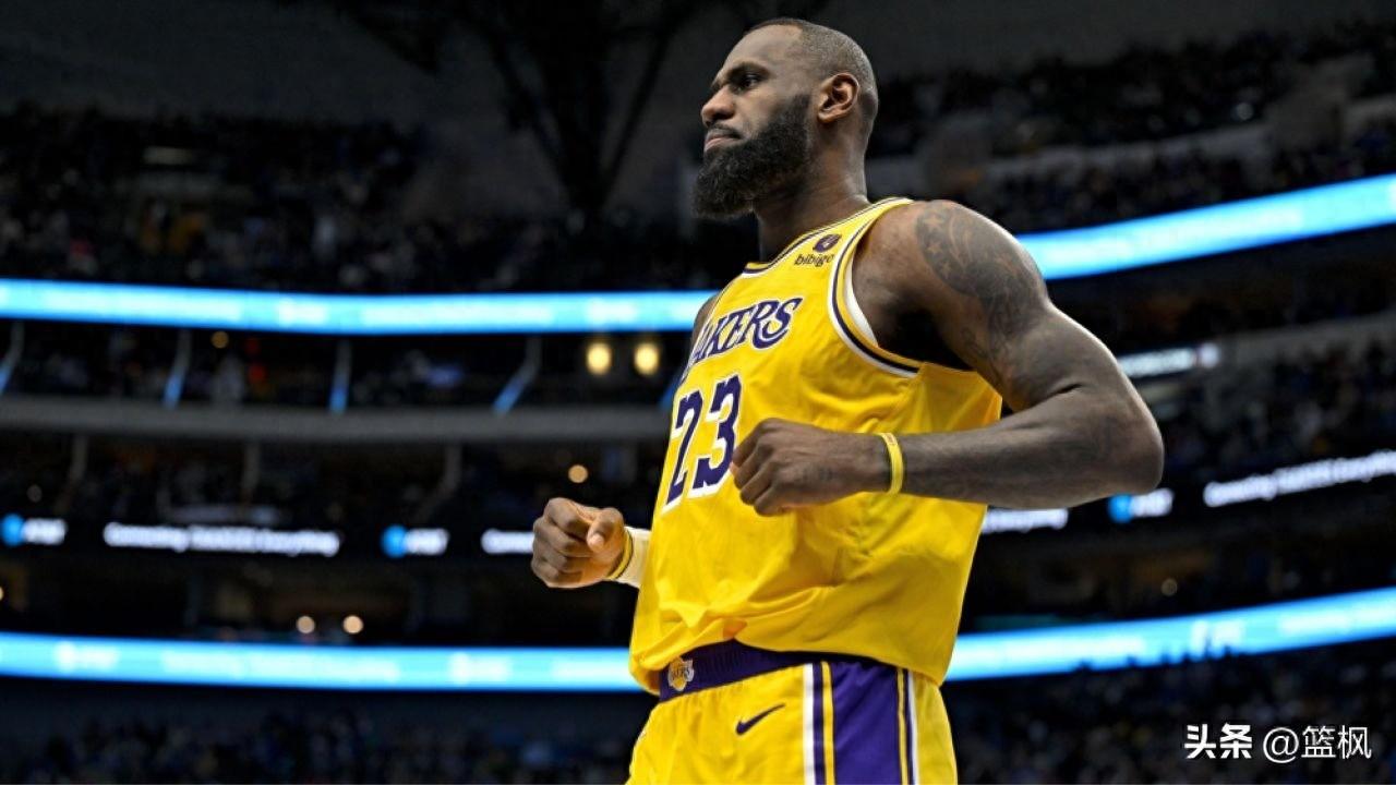 湖人16分大败，詹姆斯末节拼命，戴维斯却被弃用，哈姆用人太迷了
